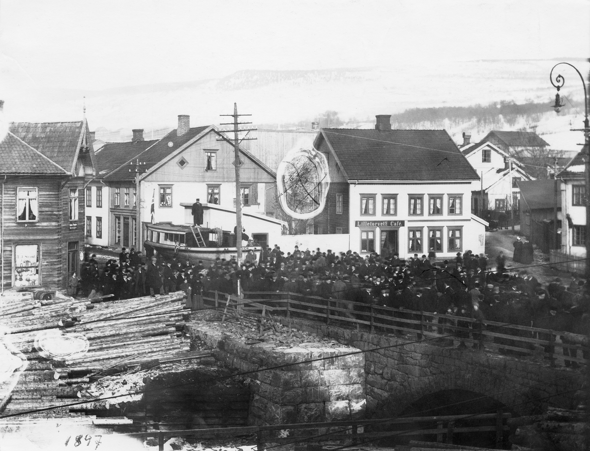 Lillehammer, Lilletorget. D/S Prøven ved transport tilbake fra Losna til Mjøsa