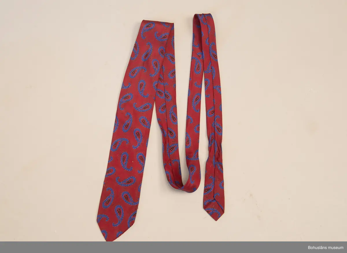 Paisleymönstrad slips.