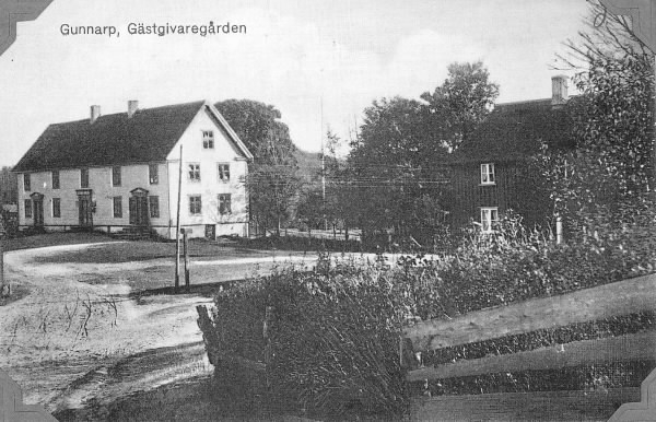 Vykort, "Gunnarp, Gästgivaregården". En putsad tvåvåningsbyggnad med tre ingångar försedda med klassicerande omfattningar med överstycken.