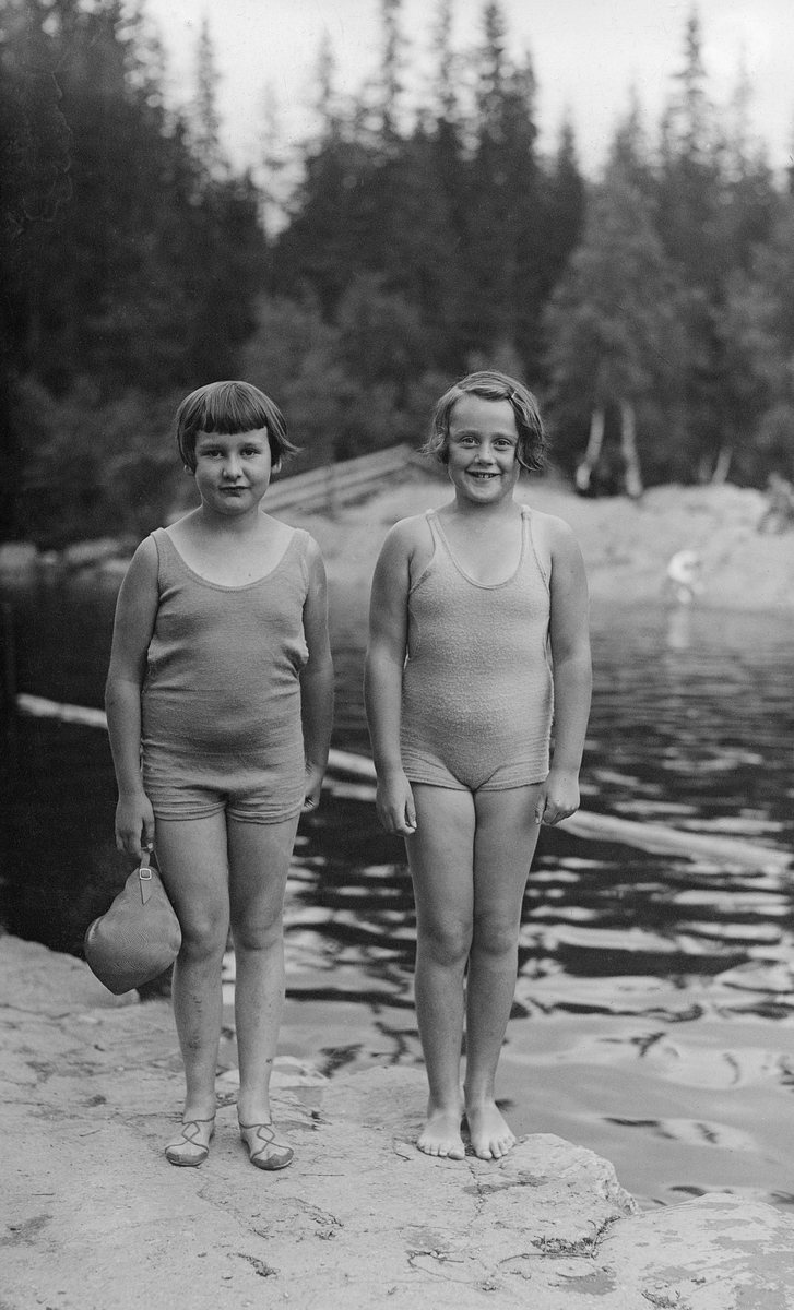 Guri og ei venninne som er klare for bading i Badedammen