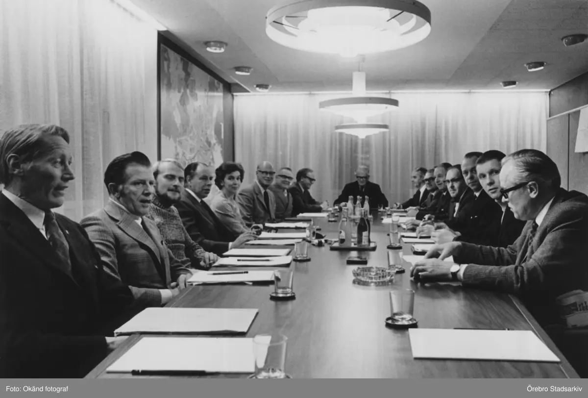 Styrelsesammanträde

Från vänster: Tage Eriksson, okänd, okänd, okänd, okänd, Ann-Marie Fällström, rådman Lennart Wallin, Sven Bergljung, dir Erik Ekberg ÖSI. I mitten: Styrelseordförande Filip Granlund. Från höger: okänd, okänd, okänd, Stig Uppsäll, Joel Danielsson, okänd, Gunnar Bergstrand ÖSI.