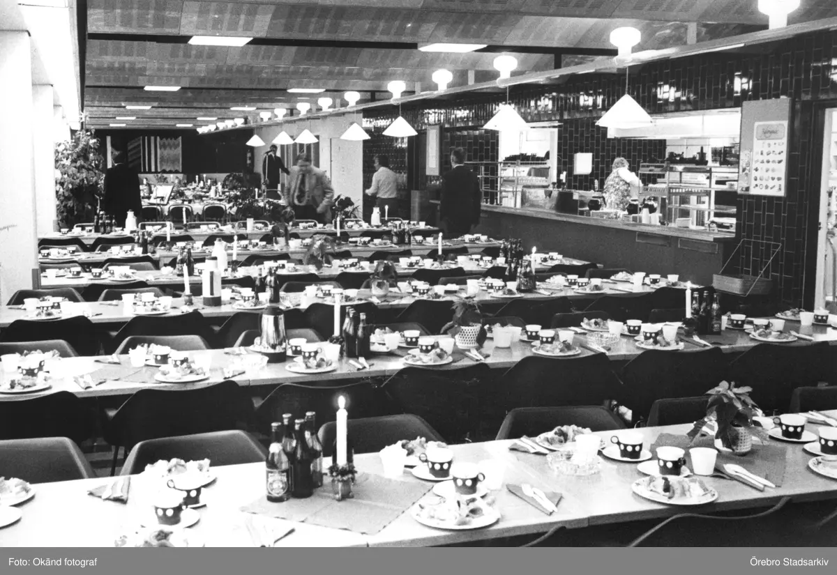 Förberedelsen inför julfest

Vid dörren: Göran Moll. Sixten Ohlsson studerar bordet. Agne Schollin i vit skjorta.