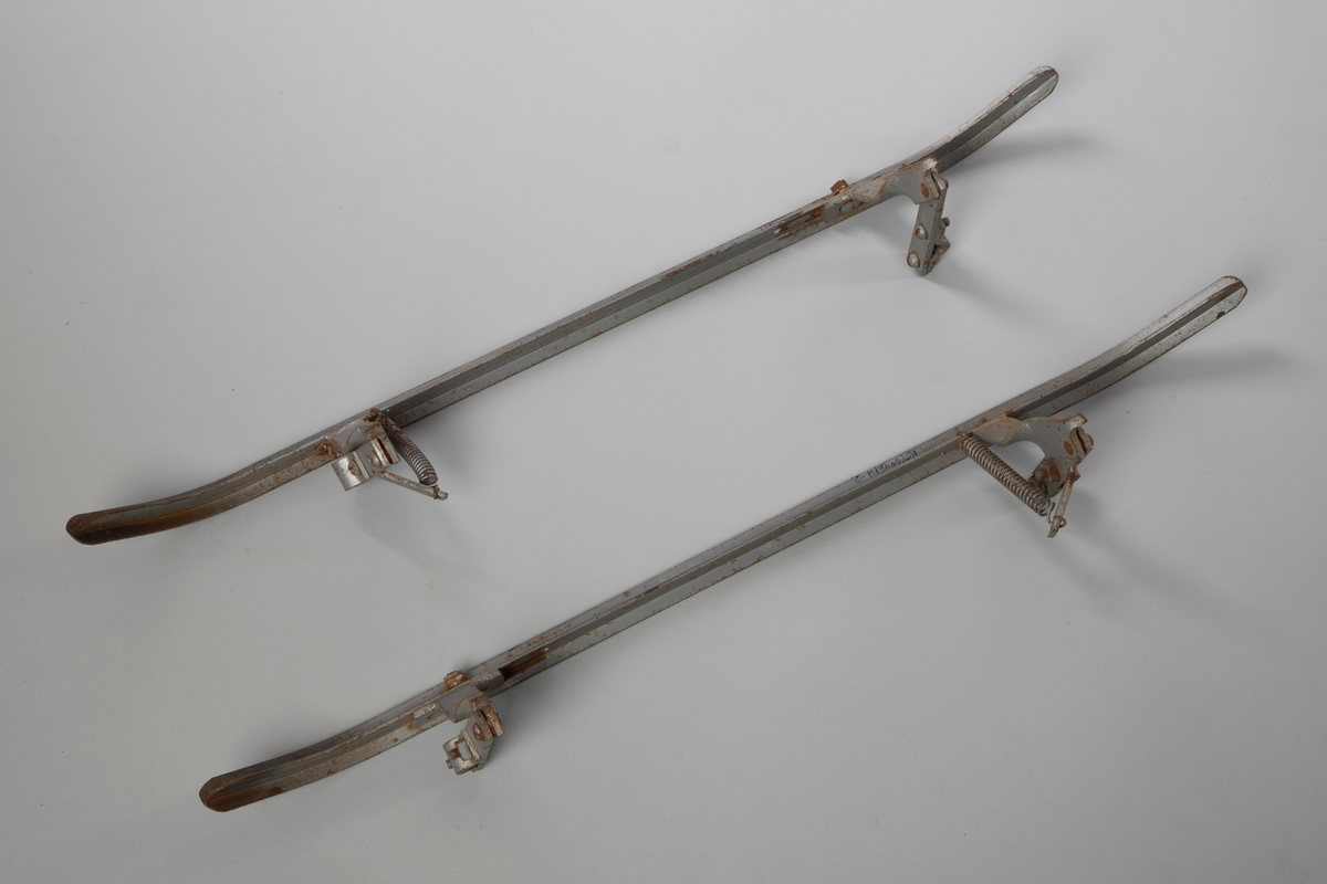 Meier med skrufeste og fjæring for å montere enten på hjulene eller bagen, slik at barnevogna kunne brukes utendørs også på vinteren.