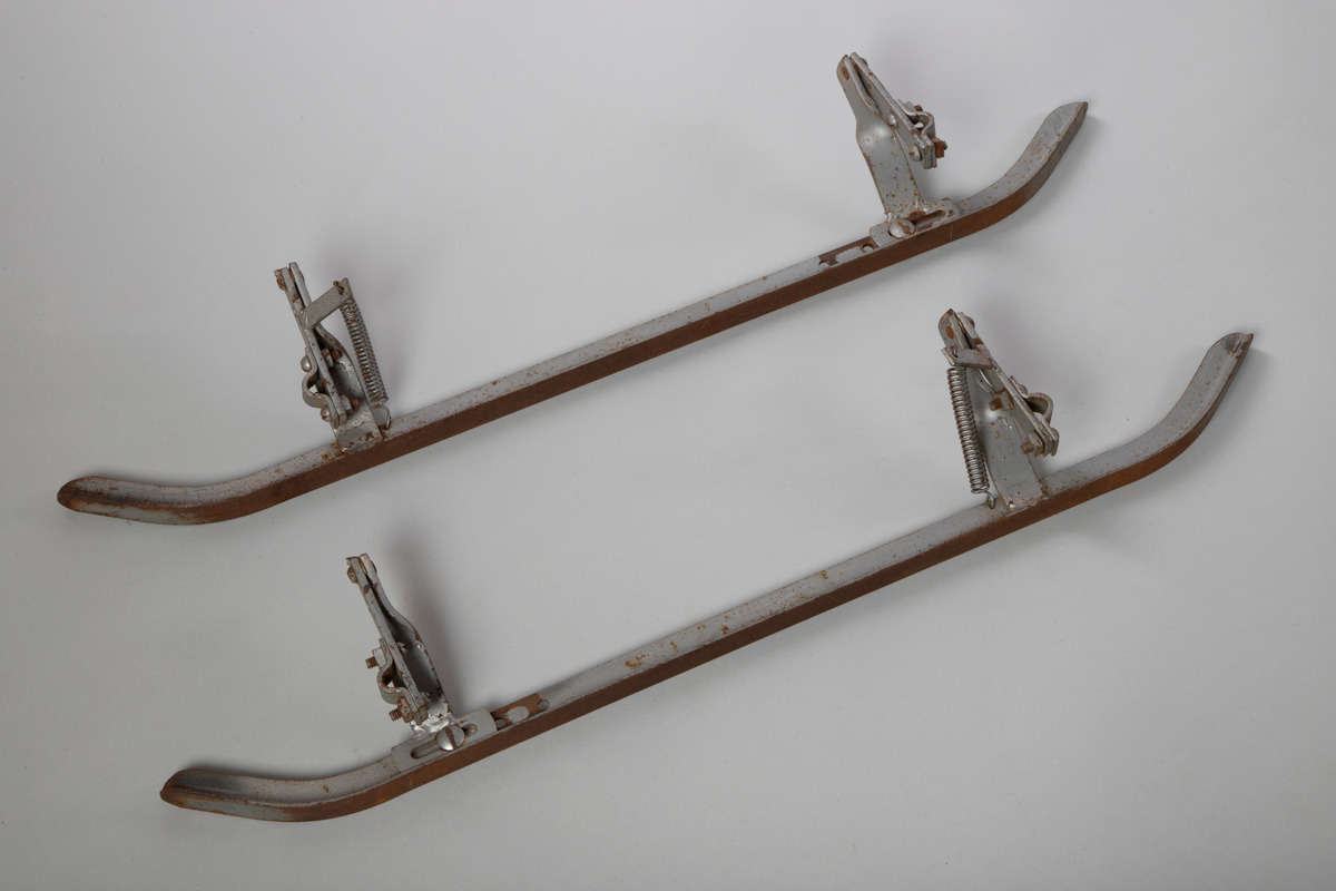 Meier med skrufeste og fjæring for å montere enten på hjulene eller bagen, slik at barnevogna kunne brukes utendørs også på vinteren.