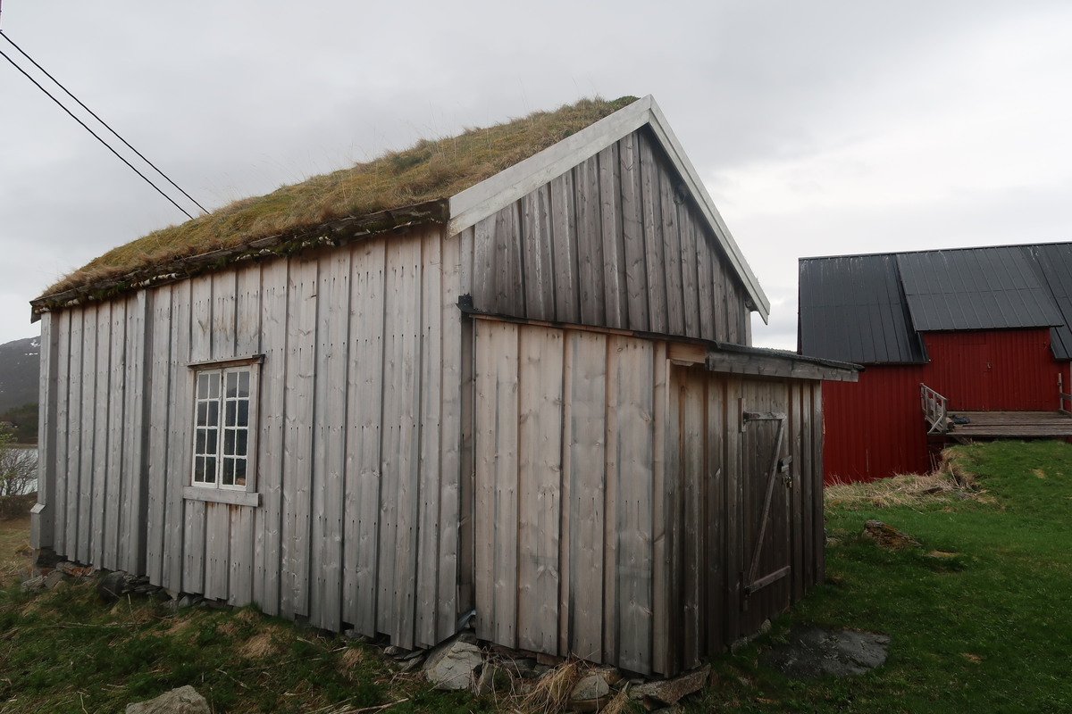 Laftet tømmerbygning av furu. Dendrologisk datert til 1790-tallet. Lokalt tømmer. To kammers med loft (1 1/2 etasje) Det ene og største med pjåla og fint bearbeidet tømmer og det andre med hugget tømmer og dendrodatert til 1840-tallet. En del av bygget mot vest ble revet i 1946, dvs av den eldste delen. Bordkledd med stående tømmermannspanel av utmalmet furu. Torvtekking. Lite bislag mot nordvest/inn mot tunet. 