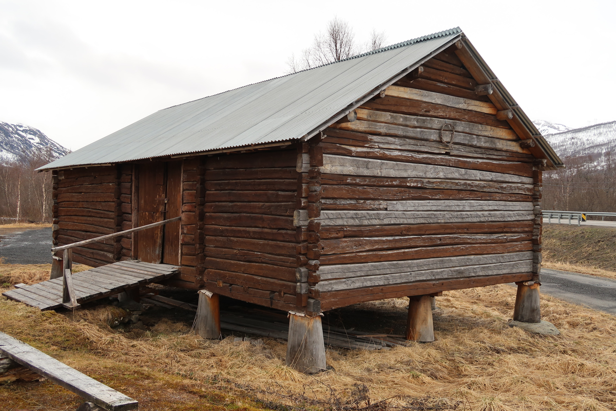 En av få bevarte treskelåver i Troms. I branntakst fra 1886 er treskelåven nevnt. I branntakst fra 1920 er det opplyst at ny låve er oppsatt. I følge lokale kilder ble låven utvidet og tømmeret fra den gamle låven gjenbrukt.