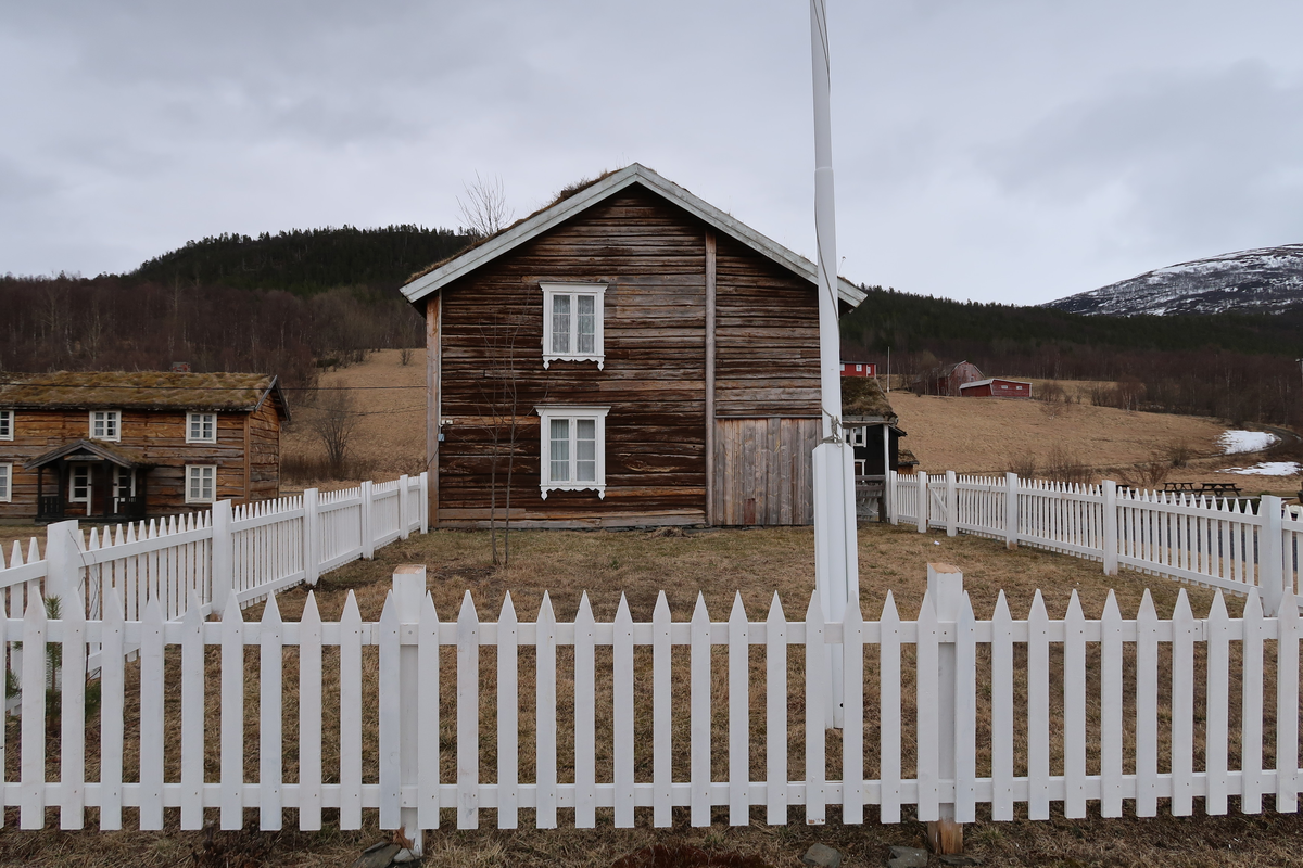  Våningshuset er bygd av til dels meget grovt tømmer og står på en mur av naturstein. Huset særpreges av de pene vindusomramningene og den meget forseggjorte inngangsdøra. Våningshuset er bygd som en to-romstue med loft. Det store rommet i 1. etasje er delt som stue og kjøkken. I stua er det et stort ildsted. Et bislag er bygd på med tilgang fra kjøkkenet. Informanter har fortalt at fra gammelt av hadde kjøkkenet en utgang som førte til en jordkjeller. Vollene fra jordkjelleren kan en se ennå. I stuegangen går en bratt trapp opp til 2. etasje og bak stuegangen er et senge-kammers. I kjøkkenet er det trapp opp til 2. etasje som inneholder gangloft, kammersloft og stueloft.