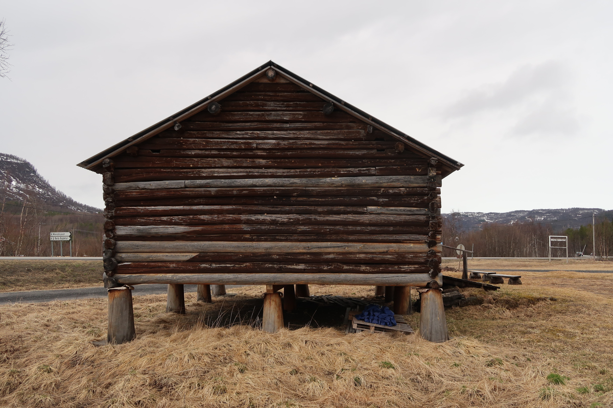 En av få bevarte treskelåver i Troms. I branntakst fra 1886 er treskelåven nevnt. I branntakst fra 1920 er det opplyst at ny låve er oppsatt. I følge lokale kilder ble låven utvidet og tømmeret fra den gamle låven gjenbrukt.