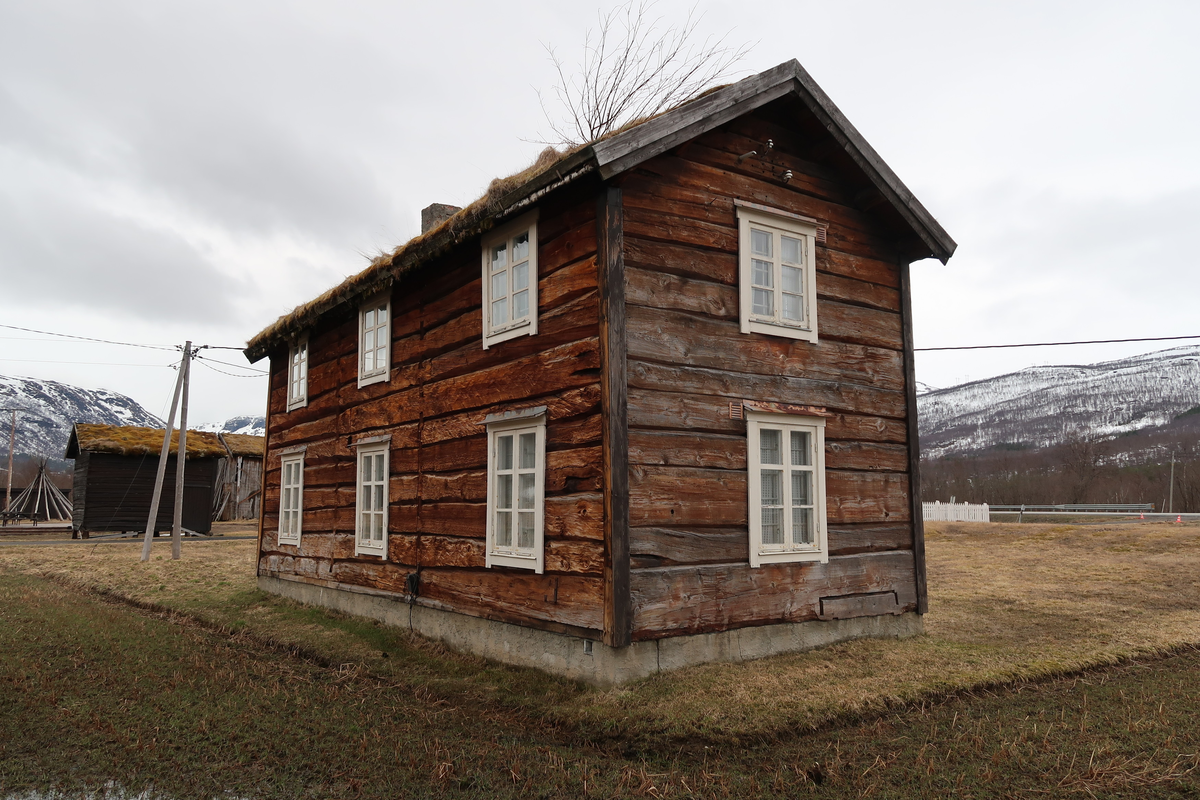 Stua ble opprinnelig satt opp på gården Toftaker i 1870 av skredder Sivert Toftaker og kona Karen, da begge kom til Bardu fra Oppdal. Forsvaret flytta huset fra Toftaker til 1. bataljon sitt område på Setermoen i 1905. Der ble stua brukt som bolighus, verksted og kontorer. Stua ble flytta til bygdetunet og tatt i bruk som museumbygning i 1977. Toftakerstua ble først tatt i bruk som Forvarsmuseum for Troms, før museet ble flyttet til Setermoen.