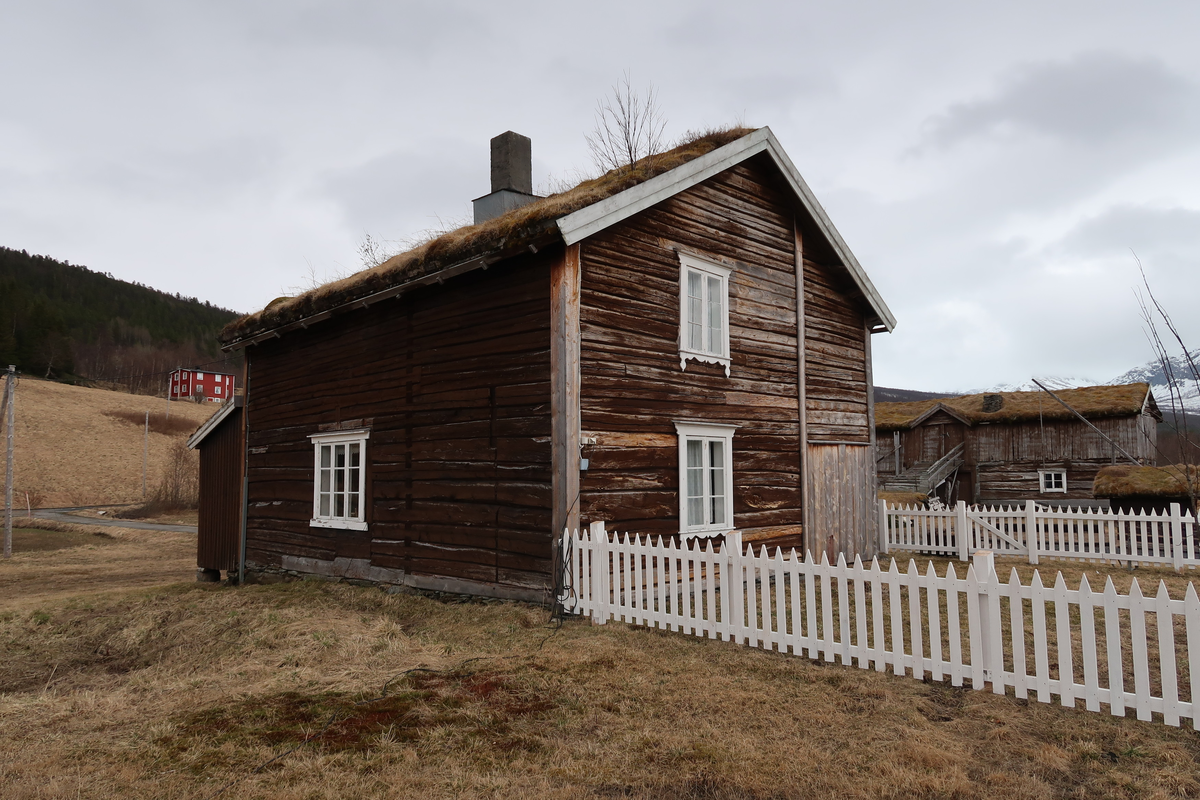  Våningshuset er bygd av til dels meget grovt tømmer og står på en mur av naturstein. Huset særpreges av de pene vindusomramningene og den meget forseggjorte inngangsdøra. Våningshuset er bygd som en to-romstue med loft. Det store rommet i 1. etasje er delt som stue og kjøkken. I stua er det et stort ildsted. Et bislag er bygd på med tilgang fra kjøkkenet. Informanter har fortalt at fra gammelt av hadde kjøkkenet en utgang som førte til en jordkjeller. Vollene fra jordkjelleren kan en se ennå. I stuegangen går en bratt trapp opp til 2. etasje og bak stuegangen er et senge-kammers. I kjøkkenet er det trapp opp til 2. etasje som inneholder gangloft, kammersloft og stueloft.