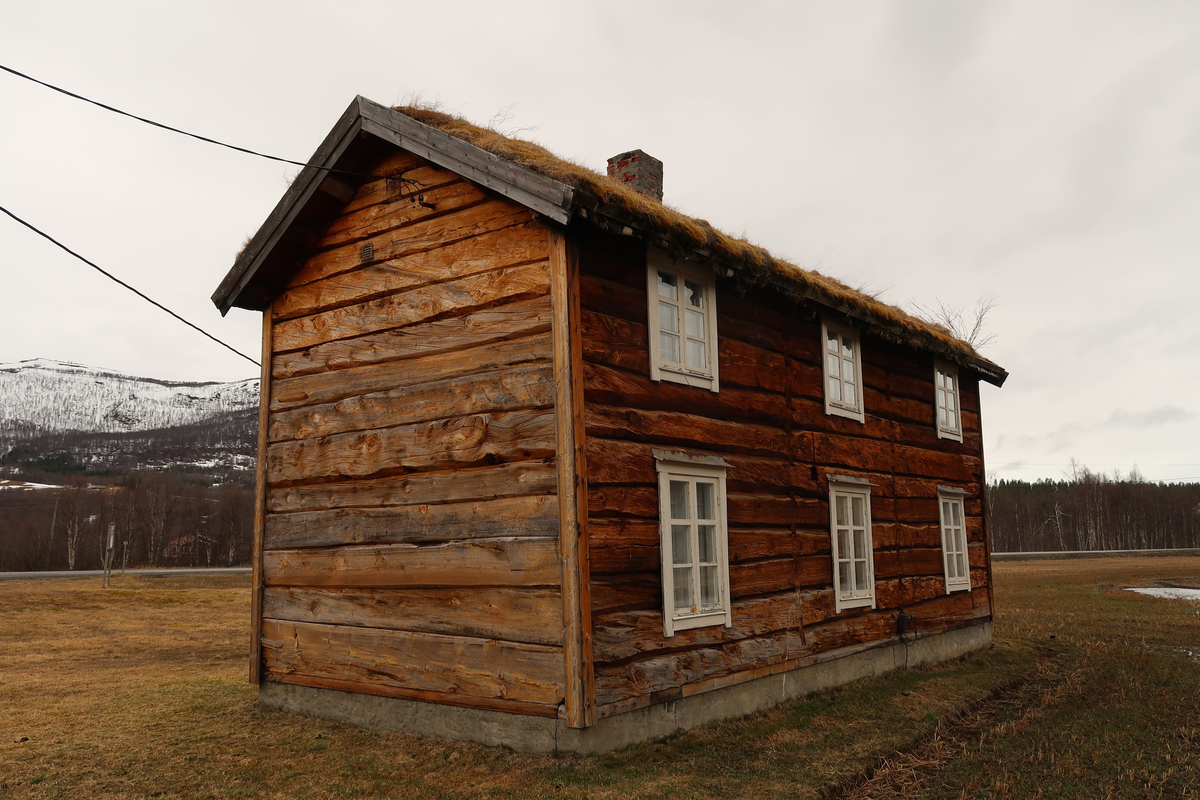 Stua ble opprinnelig satt opp på gården Toftaker i 1870 av skredder Sivert Toftaker og kona Karen, da begge kom til Bardu fra Oppdal. Forsvaret flytta huset fra Toftaker til 1. bataljon sitt område på Setermoen i 1905. Der ble stua brukt som bolighus, verksted og kontorer. Stua ble flytta til bygdetunet og tatt i bruk som museumbygning i 1977. Toftakerstua ble først tatt i bruk som Forvarsmuseum for Troms, før museet ble flyttet til Setermoen.