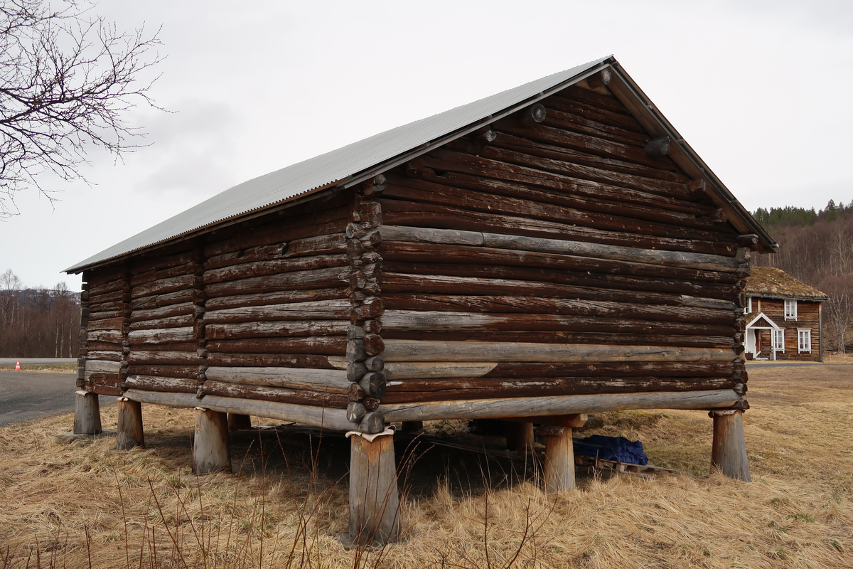En av få bevarte treskelåver i Troms. I branntakst fra 1886 er treskelåven nevnt. I branntakst fra 1920 er det opplyst at ny låve er oppsatt. I følge lokale kilder ble låven utvidet og tømmeret fra den gamle låven gjenbrukt.