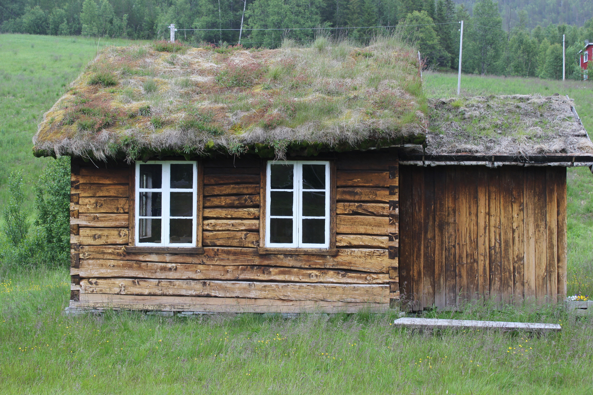 Den lille skolestua ble oppført på Nerli gård, Midtli skolekrets, i 1895. Da den senere ble tatt i bruk som bolig ble det bygd på et bislag. Skolestua ble i 1975 flytta til Bardu Bygdetun