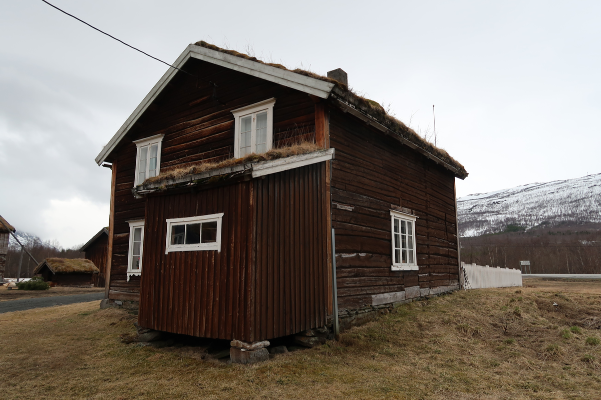  Våningshuset er bygd av til dels meget grovt tømmer og står på en mur av naturstein. Huset særpreges av de pene vindusomramningene og den meget forseggjorte inngangsdøra. Våningshuset er bygd som en to-romstue med loft. Det store rommet i 1. etasje er delt som stue og kjøkken. I stua er det et stort ildsted. Et bislag er bygd på med tilgang fra kjøkkenet. Informanter har fortalt at fra gammelt av hadde kjøkkenet en utgang som førte til en jordkjeller. Vollene fra jordkjelleren kan en se ennå. I stuegangen går en bratt trapp opp til 2. etasje og bak stuegangen er et senge-kammers. I kjøkkenet er det trapp opp til 2. etasje som inneholder gangloft, kammersloft og stueloft.