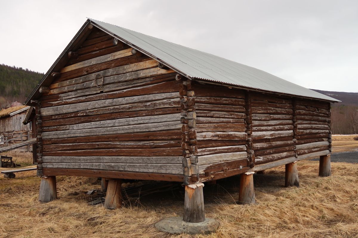 En av få bevarte treskelåver i Troms. I branntakst fra 1886 er treskelåven nevnt. I branntakst fra 1920 er det opplyst at ny låve er oppsatt. I følge lokale kilder ble låven utvidet og tømmeret fra den gamle låven gjenbrukt.