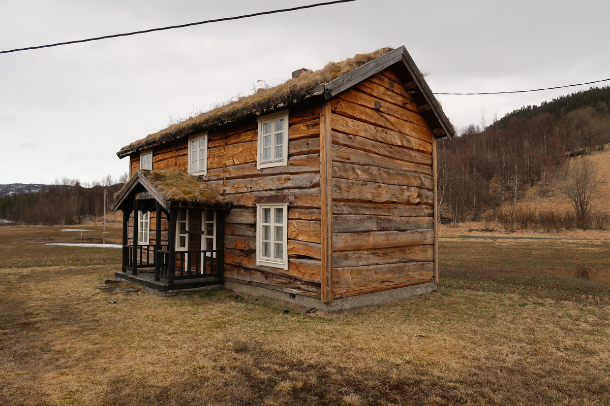 Stua ble opprinnelig satt opp på gården Toftaker i 1870 av skredder Sivert Toftaker og kona Karen, da begge kom til Bardu fra Oppdal. Forsvaret flytta huset fra Toftaker til 1. bataljon sitt område på Setermoen i 1905. Der ble stua brukt som bolighus, verksted og kontorer. Stua ble flytta til bygdetunet og tatt i bruk som museumbygning i 1977. Toftakerstua ble først tatt i bruk som Forvarsmuseum for Troms, før museet ble flyttet til Setermoen.