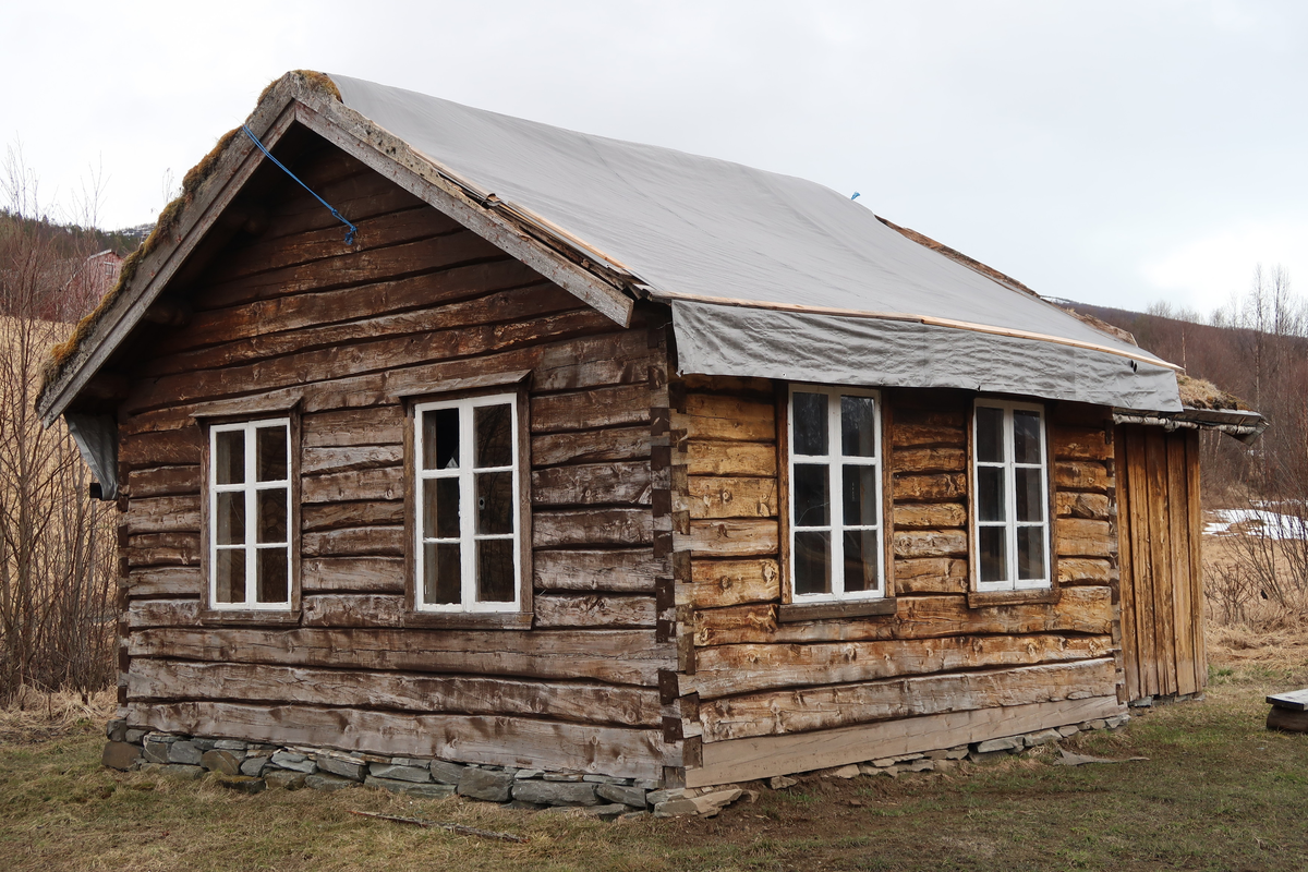 Den lille skolestua ble oppført på Nerli gård, Midtli skolekrets, i 1895. Da den senere ble tatt i bruk som bolig ble det bygd på et bislag. Skolestua ble i 1975 flytta til Bardu Bygdetun