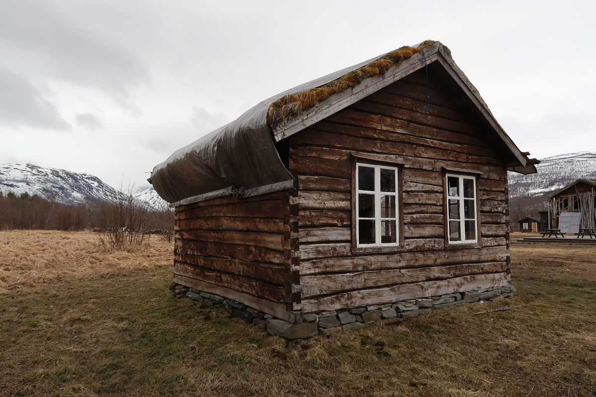 Den lille skolestua ble oppført på Nerli gård, Midtli skolekrets, i 1895. Da den senere ble tatt i bruk som bolig ble det bygd på et bislag. Skolestua ble i 1975 flytta til Bardu Bygdetun