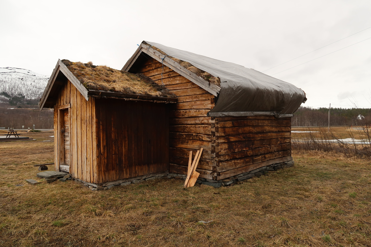 Den lille skolestua ble oppført på Nerli gård, Midtli skolekrets, i 1895. Da den senere ble tatt i bruk som bolig ble det bygd på et bislag. Skolestua ble i 1975 flytta til Bardu Bygdetun