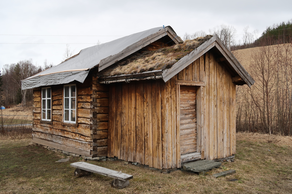 Den lille skolestua ble oppført på Nerli gård, Midtli skolekrets, i 1895. Da den senere ble tatt i bruk som bolig ble det bygd på et bislag. Skolestua ble i 1975 flytta til Bardu Bygdetun