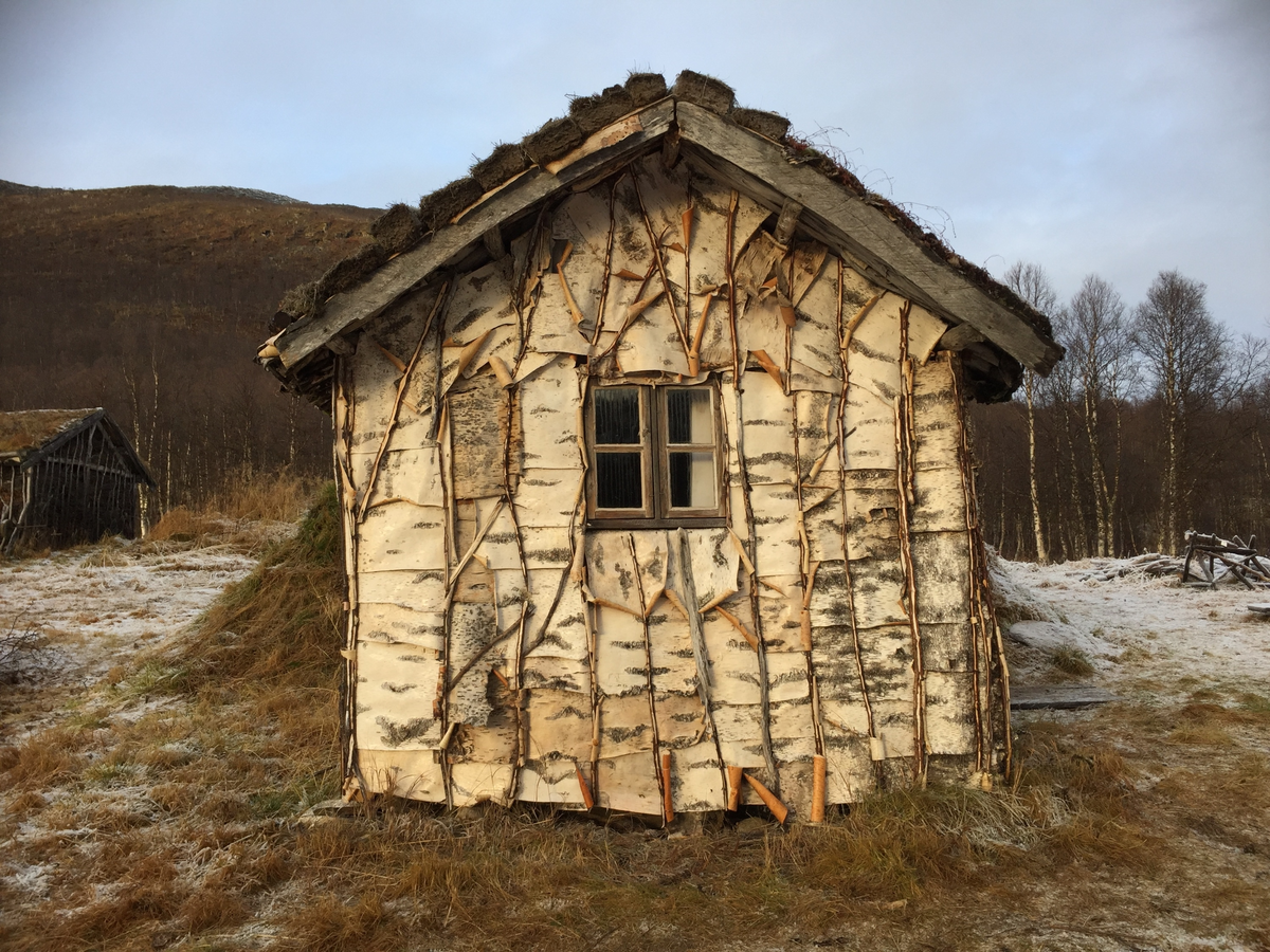 Husgamme/Goathi med tilbygg/Feaskir. Gammen er en stavgamme med åstak som er dekt med never og jord. Tilbygget er en stavkonstruksjon som er dekket med never og har torvtak. Den er delt i tre rom: opphold, sove og matlaging/vedkomfyr i gammedel. Vinduer mot øst og vest. Dør ut til inngang i tilbygg. Her er ytterdør. Begge disse rommene med tregolv. Tilbygget er delt i to med inngang og en del som er vedskjå ma uten golv. Her er mindre vindu mot sør.