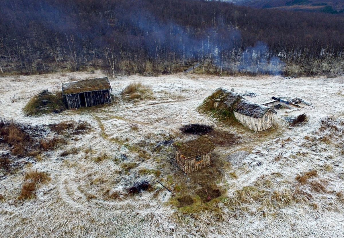 Husgamme/Goathi med tilbygg/Feaskir. Gammen er en stavgamme med åstak som er dekt med never og jord. Tilbygget er en stavkonstruksjon som er dekket med never og har torvtak. Den er delt i tre rom: opphold, sove og matlaging/vedkomfyr i gammedel. Vinduer mot øst og vest. Dør ut til inngang i tilbygg. Her er ytterdør. Begge disse rommene med tregolv. Tilbygget er delt i to med inngang og en del som er vedskjå ma uten golv. Her er mindre vindu mot sør.