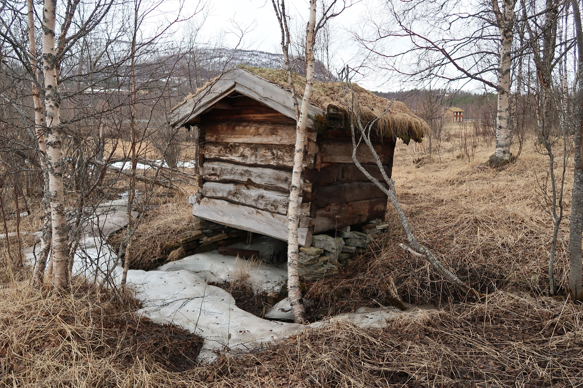 Bekkekvern som opprinnelig har stått på gården Kroken i Salangsdalen. Flyttet til Bardu Bygdetun i 1983. 