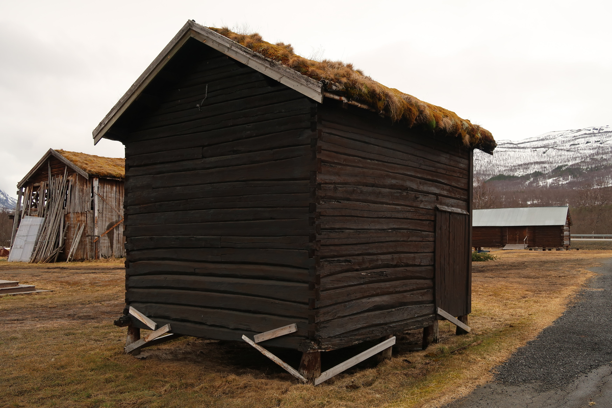 Stabburet på Lundamo ble bygd i 1868 av Morten Olsen. Stabburet er like gammelt som gården og inneholder i dag gjenstander fra hele driftsperioden. Stabburet var først og fremst en forrådsbygning hvor det ble oppbevart mat og utstyr. Innvendig trapp til andre etasje, som kunne vært brukt som overnatting for tjenestejentene på sommerstid. 