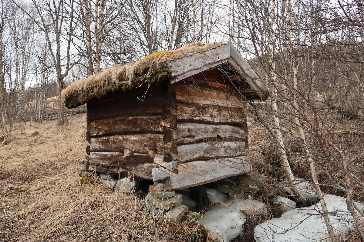 Bekkekvern som opprinnelig har stått på gården Kroken i Salangsdalen. Flyttet til Bardu Bygdetun i 1983. 