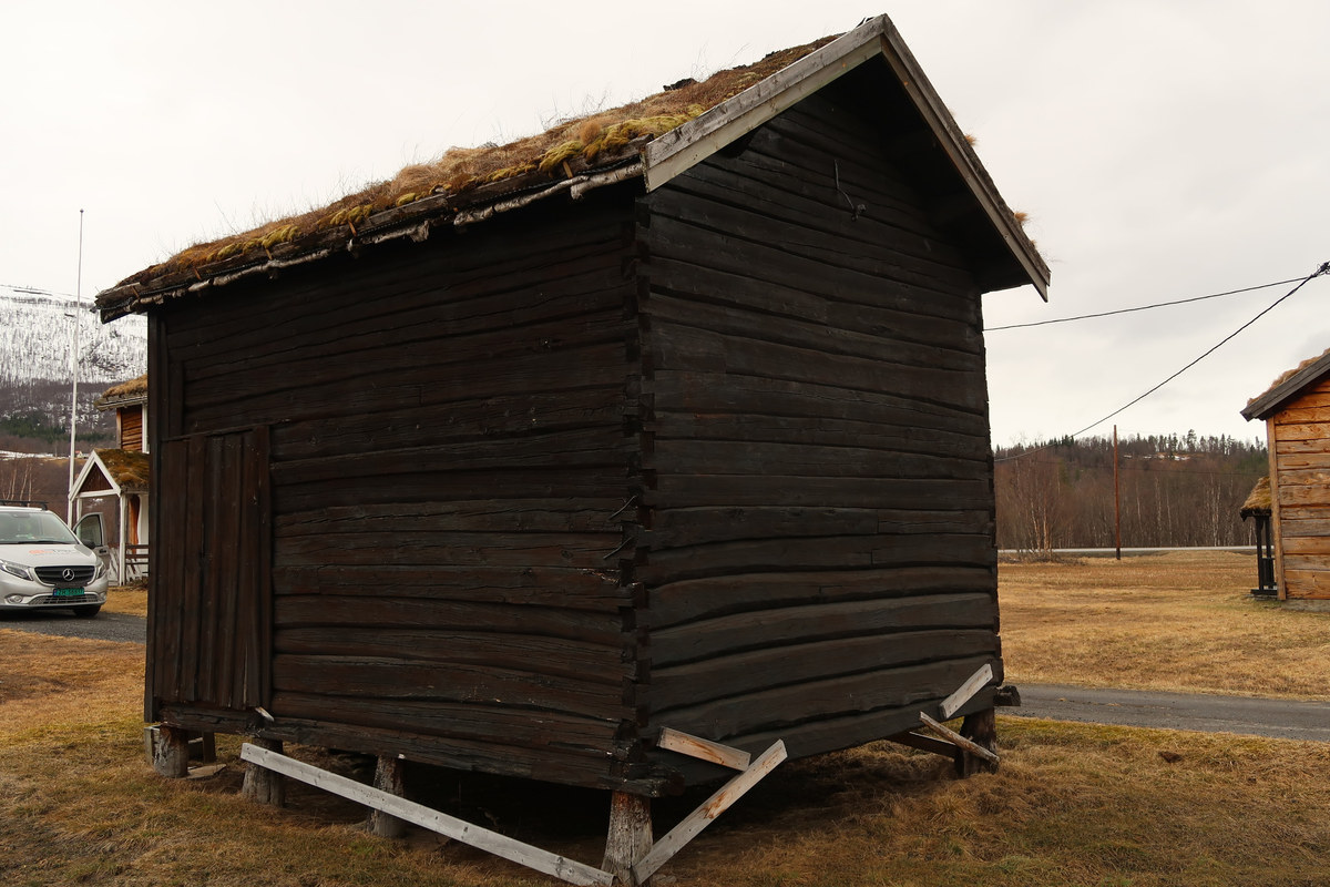 Stabburet på Lundamo ble bygd i 1868 av Morten Olsen. Stabburet er like gammelt som gården og inneholder i dag gjenstander fra hele driftsperioden. Stabburet var først og fremst en forrådsbygning hvor det ble oppbevart mat og utstyr. Innvendig trapp til andre etasje, som kunne vært brukt som overnatting for tjenestejentene på sommerstid. 