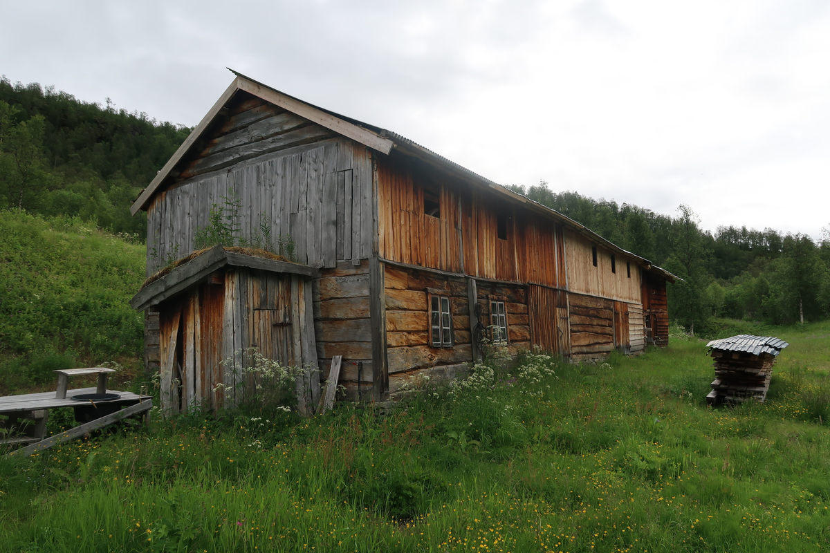 Driftsbygningen er en lang toetasjes bygning, som er bygd sammen av flere enheter etter hverandre; kufjøs, sauefjøs og stall. Sauefjøsen ble rekonstruert i 1992, ellers er driftsbygningen fra 1800-tallet.