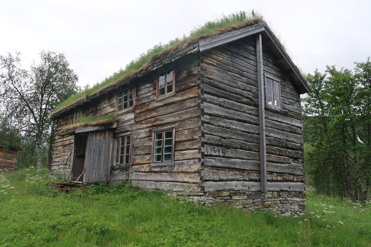 I våningshuset kan vi finne spor etter minst tre byggetrinn. Bygningen fremstår i dag som et midtgangshus, og har antakelig fått sin endelige utforming en gang på slutten av 1800-tallet.
Den doble inngangsdøra har et overlysvindu som er sprosset i sikksakk-mønster. Dette vinduet er, sammen med vindskiene som har sagtann-mønster i nederkant, det eneste av utsmykning utvendig.
Nesten alle vinduene er torams med 3 glassfelt i hver ramme. Mot øst er det trerams vinduer i kjøkken og på kjøkkenloft. I kammerset i første etasje mot øst og vest er det torams vinduer med 4 glassfelt. Det kan synes som om vinduene opprinnelig har stått uten utvendig omramming.
Innvendig er veggene stort sett upanelt tømmer. I stua er det malt staffpanel. I stuekammerset er det umalt staff, og på kjøkkenet malte kryssfinerplater på veggene og mellom takbjelkene. Rommene har tregulv av pløyde bord som i stua, gangen og på kjøkkenet har rester av nedslitt maling. Bjelkene er synlig i alle tak, og bortsett fra i stua og på kjøkkenet, er takene umalte. I andre etasje avslutter takflaten rommet med taktro og åser.
Huset hadde i 1886 to skorsteiner. Disse er i dag erstattet med jernrør som går fra ovnene i stua og på kjøkkenet.
Ovnen i stua er en etasjeovn, merket "Aadals Brug No 83". Ådalsbruk var i drift fra 1850 til 1920. Komfyren som står på kjøkkenet er merket "Trondhjems Mekaniske Værksted No 211". Produksjonen av denne populære modellen startet i 1880 og varte i mange år. Denne ovnen er lagret i kammerset og er erstattet med en noe nyere modell fra Jøtul.
