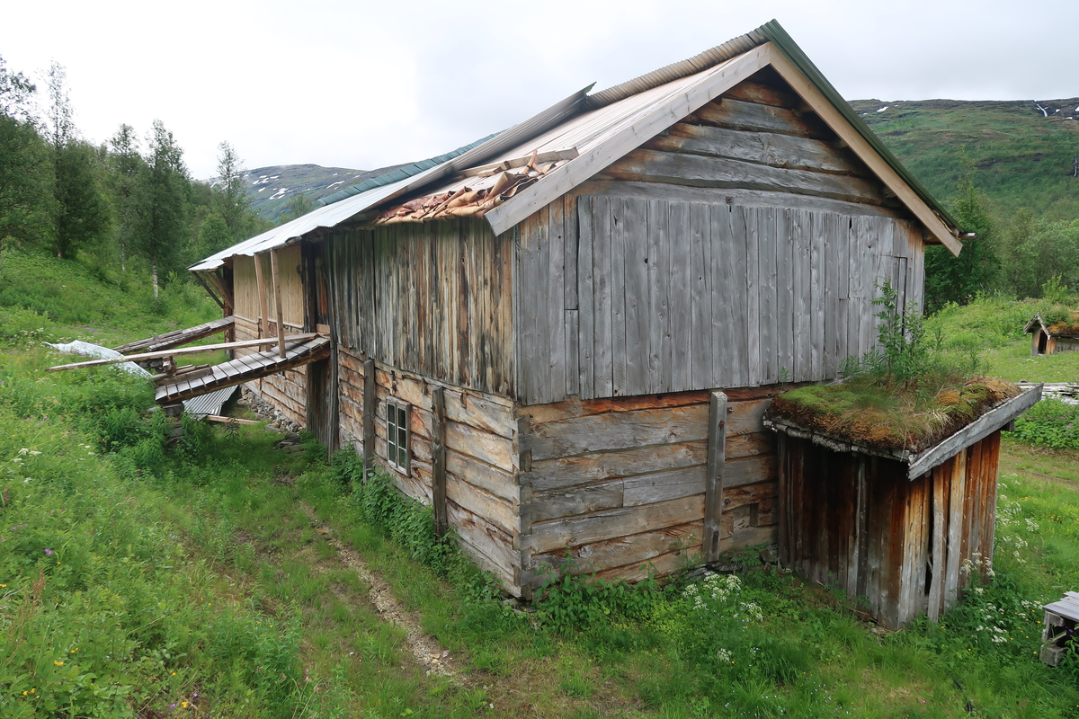 Driftsbygningen er en lang toetasjes bygning, som er bygd sammen av flere enheter etter hverandre; kufjøs, sauefjøs og stall. Sauefjøsen ble rekonstruert i 1992, ellers er driftsbygningen fra 1800-tallet.