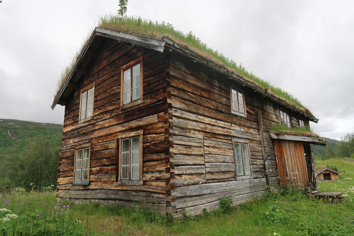I våningshuset kan vi finne spor etter minst tre byggetrinn. Bygningen fremstår i dag som et midtgangshus, og har antakelig fått sin endelige utforming en gang på slutten av 1800-tallet.
Den doble inngangsdøra har et overlysvindu som er sprosset i sikksakk-mønster. Dette vinduet er, sammen med vindskiene som har sagtann-mønster i nederkant, det eneste av utsmykning utvendig.
Nesten alle vinduene er torams med 3 glassfelt i hver ramme. Mot øst er det trerams vinduer i kjøkken og på kjøkkenloft. I kammerset i første etasje mot øst og vest er det torams vinduer med 4 glassfelt. Det kan synes som om vinduene opprinnelig har stått uten utvendig omramming.
Innvendig er veggene stort sett upanelt tømmer. I stua er det malt staffpanel. I stuekammerset er det umalt staff, og på kjøkkenet malte kryssfinerplater på veggene og mellom takbjelkene. Rommene har tregulv av pløyde bord som i stua, gangen og på kjøkkenet har rester av nedslitt maling. Bjelkene er synlig i alle tak, og bortsett fra i stua og på kjøkkenet, er takene umalte. I andre etasje avslutter takflaten rommet med taktro og åser.
Huset hadde i 1886 to skorsteiner. Disse er i dag erstattet med jernrør som går fra ovnene i stua og på kjøkkenet.
Ovnen i stua er en etasjeovn, merket "Aadals Brug No 83". Ådalsbruk var i drift fra 1850 til 1920. Komfyren som står på kjøkkenet er merket "Trondhjems Mekaniske Værksted No 211". Produksjonen av denne populære modellen startet i 1880 og varte i mange år. Denne ovnen er lagret i kammerset og er erstattet med en noe nyere modell fra Jøtul.
