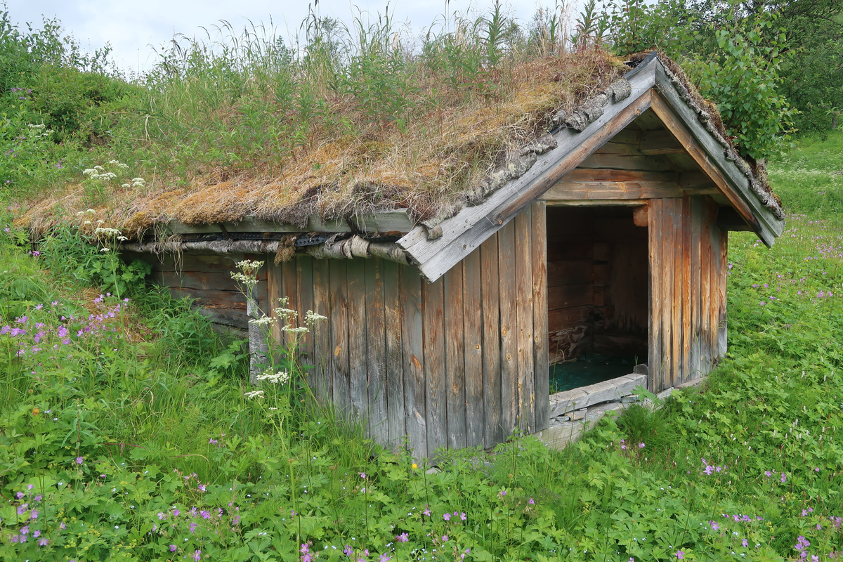 Matbua (masstu) er et lite enetasjes lafta hus som er gravd delvis ned i bakken. Her holdt maten seg kaldt på varme dager. Matbua var bygd før 1886.