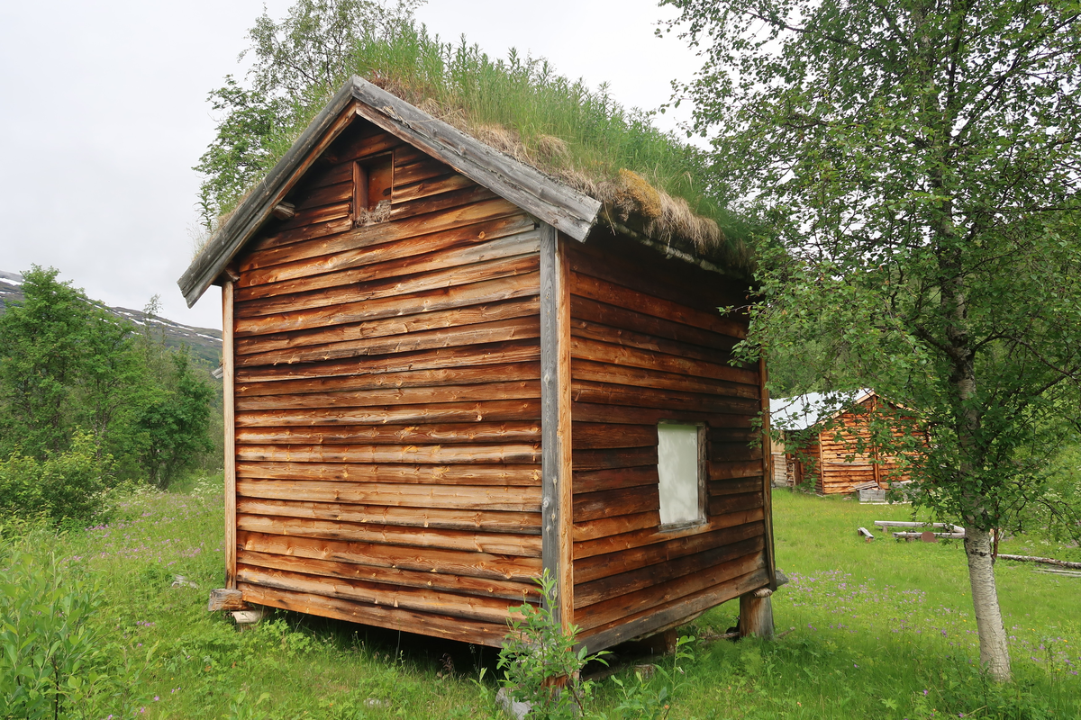 Stabburet ble tatt ned under andre verdenskrig og ble brukt i et bolighus på Setermoen. Stabburet som nå står på Strømsør er flyttet fra Sørreisa i 1992, men skal opprinnelig ha kommet fra Bardu.