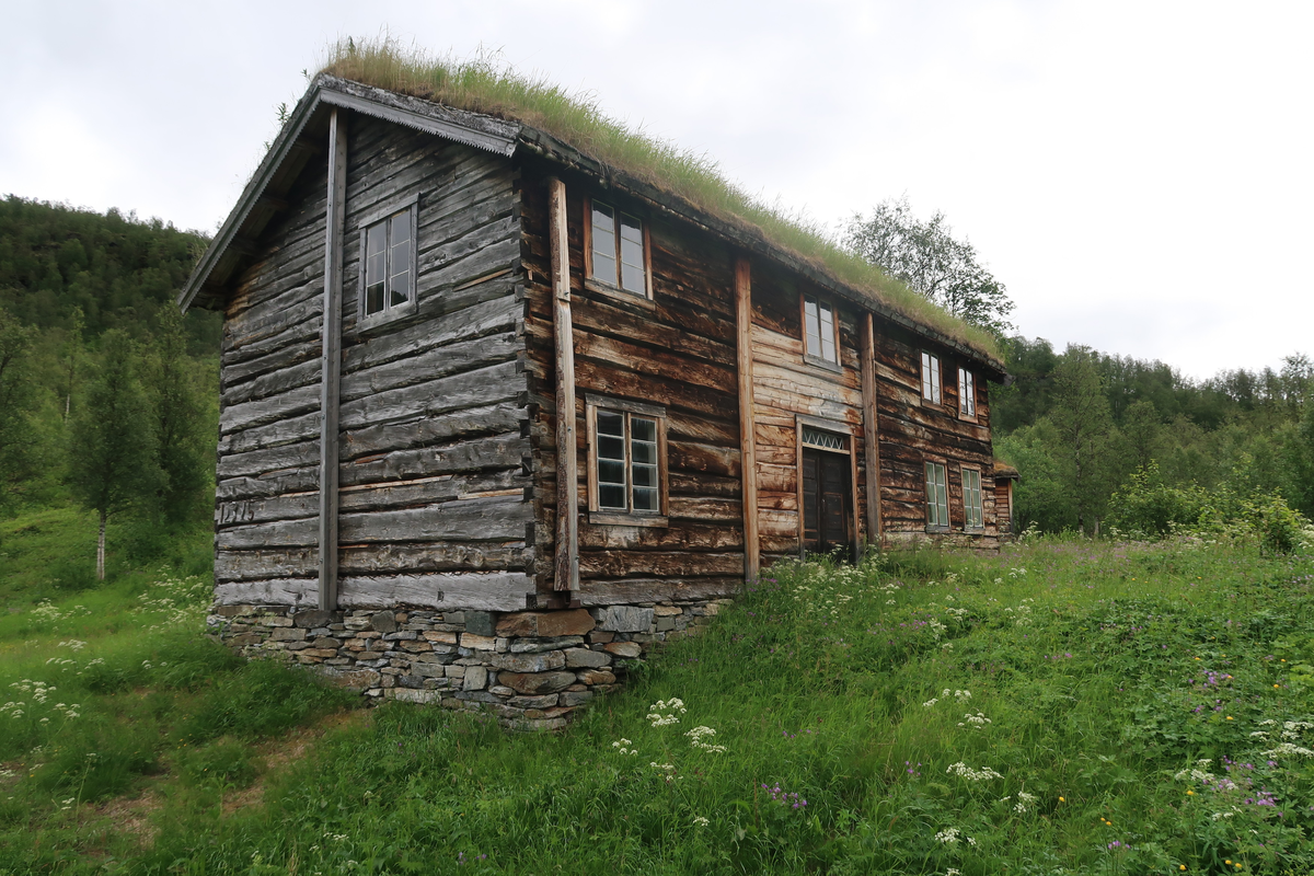 I våningshuset kan vi finne spor etter minst tre byggetrinn. Bygningen fremstår i dag som et midtgangshus, og har antakelig fått sin endelige utforming en gang på slutten av 1800-tallet.
Den doble inngangsdøra har et overlysvindu som er sprosset i sikksakk-mønster. Dette vinduet er, sammen med vindskiene som har sagtann-mønster i nederkant, det eneste av utsmykning utvendig.
Nesten alle vinduene er torams med 3 glassfelt i hver ramme. Mot øst er det trerams vinduer i kjøkken og på kjøkkenloft. I kammerset i første etasje mot øst og vest er det torams vinduer med 4 glassfelt. Det kan synes som om vinduene opprinnelig har stått uten utvendig omramming.
Innvendig er veggene stort sett upanelt tømmer. I stua er det malt staffpanel. I stuekammerset er det umalt staff, og på kjøkkenet malte kryssfinerplater på veggene og mellom takbjelkene. Rommene har tregulv av pløyde bord som i stua, gangen og på kjøkkenet har rester av nedslitt maling. Bjelkene er synlig i alle tak, og bortsett fra i stua og på kjøkkenet, er takene umalte. I andre etasje avslutter takflaten rommet med taktro og åser.
Huset hadde i 1886 to skorsteiner. Disse er i dag erstattet med jernrør som går fra ovnene i stua og på kjøkkenet.
Ovnen i stua er en etasjeovn, merket "Aadals Brug No 83". Ådalsbruk var i drift fra 1850 til 1920. Komfyren som står på kjøkkenet er merket "Trondhjems Mekaniske Værksted No 211". Produksjonen av denne populære modellen startet i 1880 og varte i mange år. Denne ovnen er lagret i kammerset og er erstattet med en noe nyere modell fra Jøtul.
