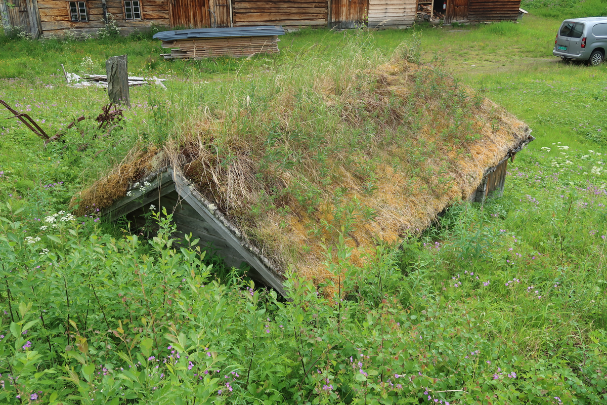 Matbua (masstu) er et lite enetasjes lafta hus som er gravd delvis ned i bakken. Her holdt maten seg kaldt på varme dager. Matbua var bygd før 1886.