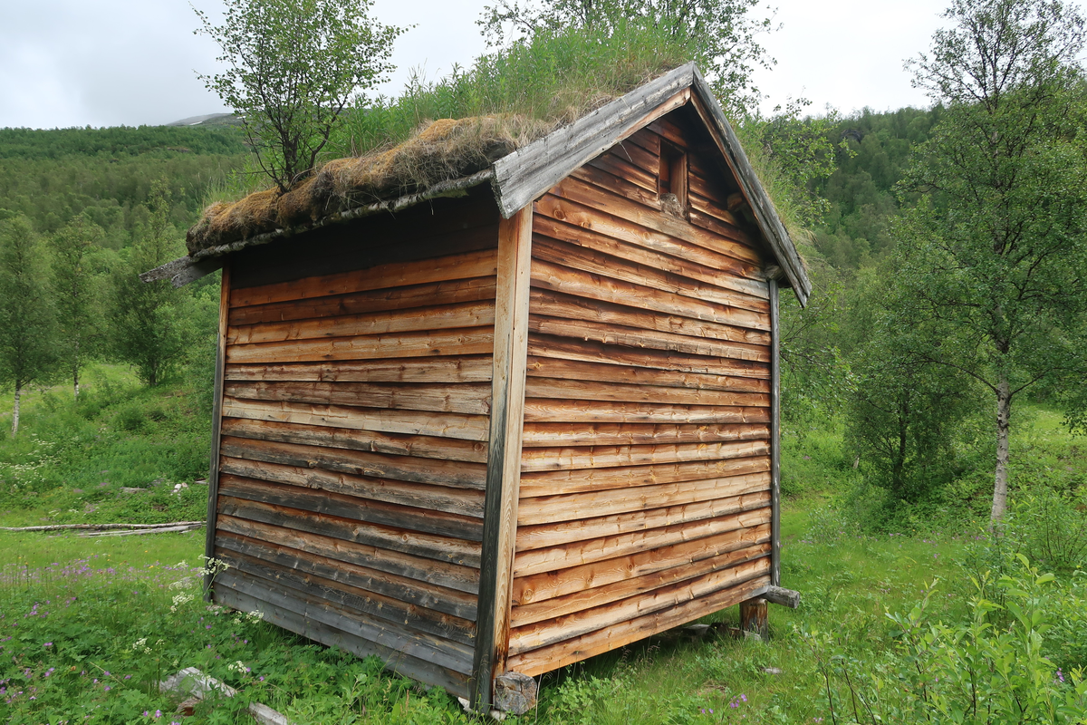 Stabburet ble tatt ned under andre verdenskrig og ble brukt i et bolighus på Setermoen. Stabburet som nå står på Strømsør er flyttet fra Sørreisa i 1992, men skal opprinnelig ha kommet fra Bardu.