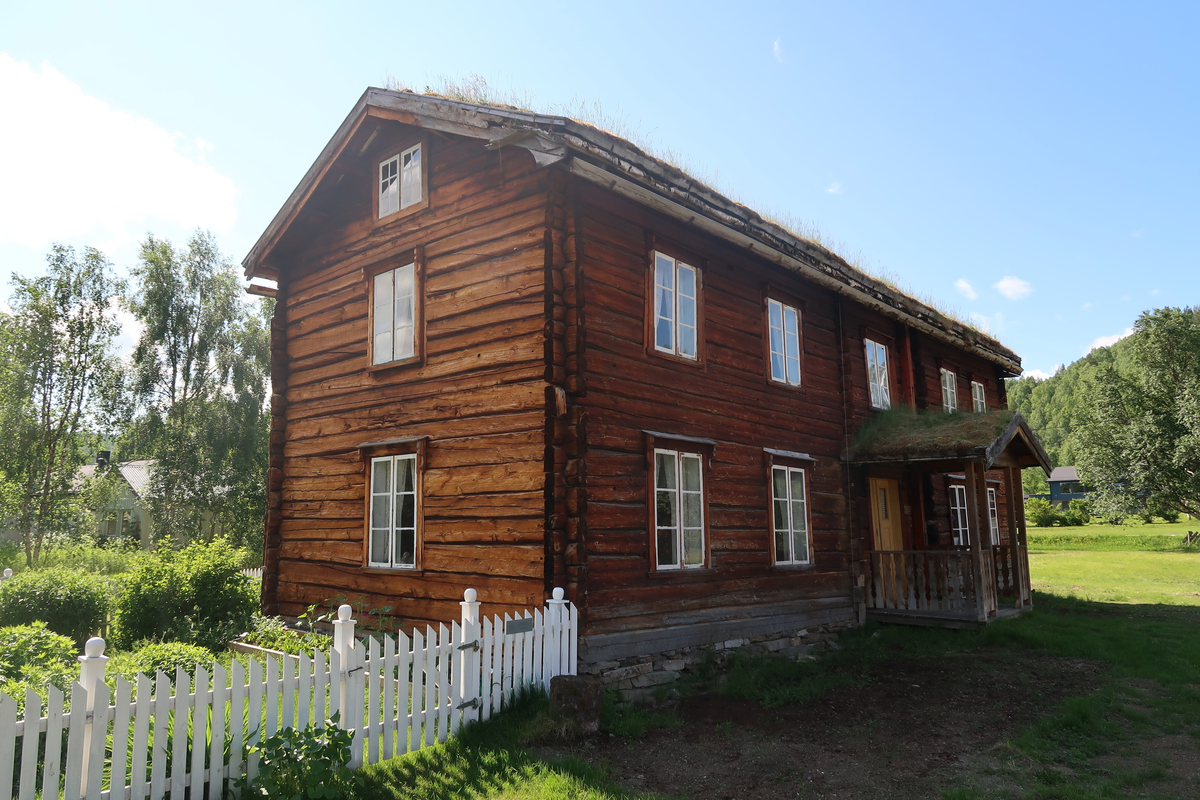 Fossmostua omtales først som ei lågstua i 1824. Huset omtales i 1866 som et eldre våningshus. Rundt 1872 ble Fossmostua revet og satt opp igjen omtrent på samme tomta. En del dårlig tømmer ble skiftet ut med nytt, stua ble gjort ca 1 ¼ alen høyere og det ble satt inn flere vinduer. Huset ble også utvidet i lengden. Det ble også laget to kjellere med vegger av stein. Senere har stua vært panelt innvendig og det har vært rominndeling i andre etasje. 