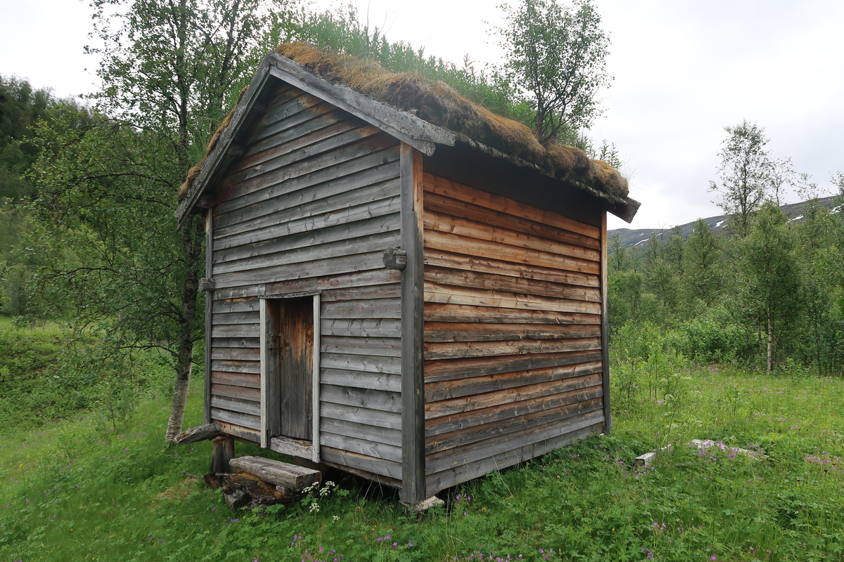 Stabburet ble tatt ned under andre verdenskrig og ble brukt i et bolighus på Setermoen. Stabburet som nå står på Strømsør er flyttet fra Sørreisa i 1992, men skal opprinnelig ha kommet fra Bardu.