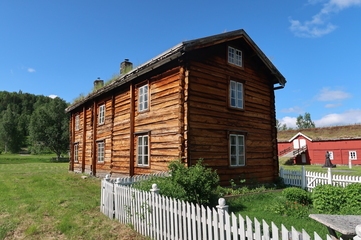 Fossmostua omtales først som ei lågstua i 1824. Huset omtales i 1866 som et eldre våningshus. Rundt 1872 ble Fossmostua revet og satt opp igjen omtrent på samme tomta. En del dårlig tømmer ble skiftet ut med nytt, stua ble gjort ca 1 ¼ alen høyere og det ble satt inn flere vinduer. Huset ble også utvidet i lengden. Det ble også laget to kjellere med vegger av stein. Senere har stua vært panelt innvendig og det har vært rominndeling i andre etasje. 