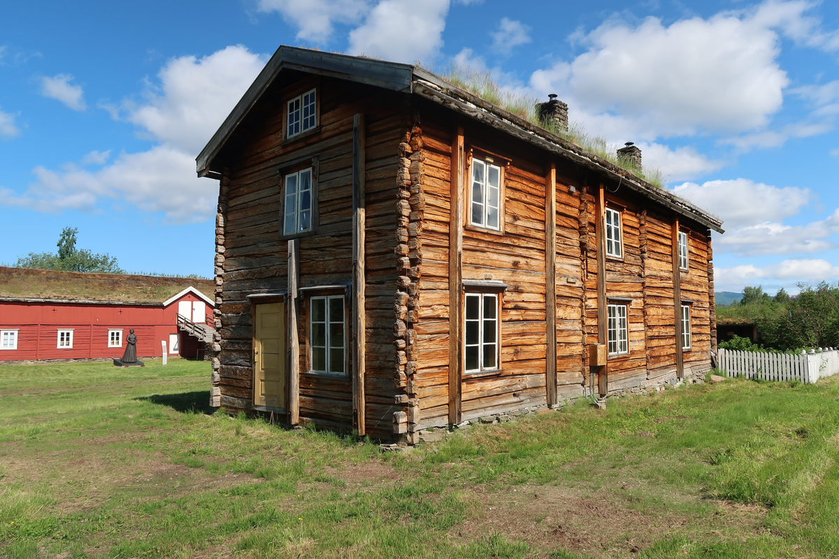 Fossmostua omtales først som ei lågstua i 1824. Huset omtales i 1866 som et eldre våningshus. Rundt 1872 ble Fossmostua revet og satt opp igjen omtrent på samme tomta. En del dårlig tømmer ble skiftet ut med nytt, stua ble gjort ca 1 ¼ alen høyere og det ble satt inn flere vinduer. Huset ble også utvidet i lengden. Det ble også laget to kjellere med vegger av stein. Senere har stua vært panelt innvendig og det har vært rominndeling i andre etasje. 