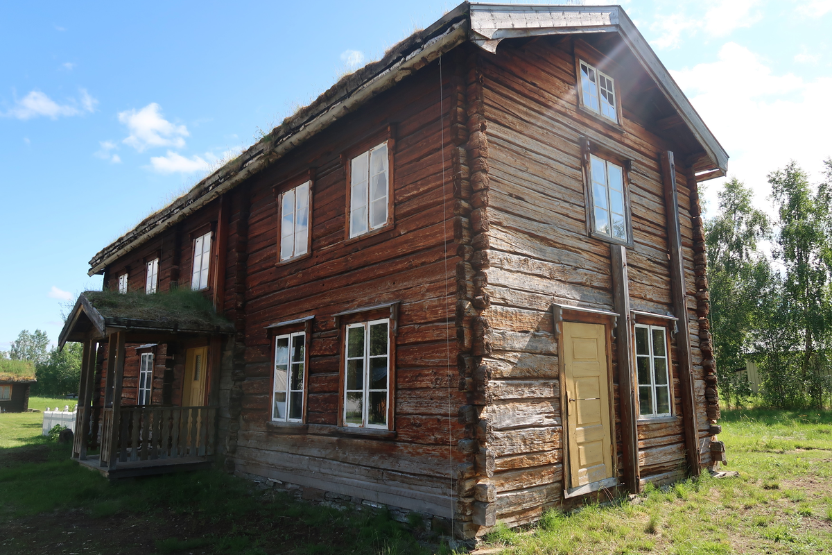 Fossmostua omtales først som ei lågstua i 1824. Huset omtales i 1866 som et eldre våningshus. Rundt 1872 ble Fossmostua revet og satt opp igjen omtrent på samme tomta. En del dårlig tømmer ble skiftet ut med nytt, stua ble gjort ca 1 ¼ alen høyere og det ble satt inn flere vinduer. Huset ble også utvidet i lengden. Det ble også laget to kjellere med vegger av stein. Senere har stua vært panelt innvendig og det har vært rominndeling i andre etasje. 