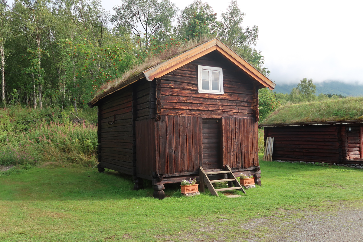Stabburet ble bygd i 1890 på gården Elvevold nedre i Rostadalen.