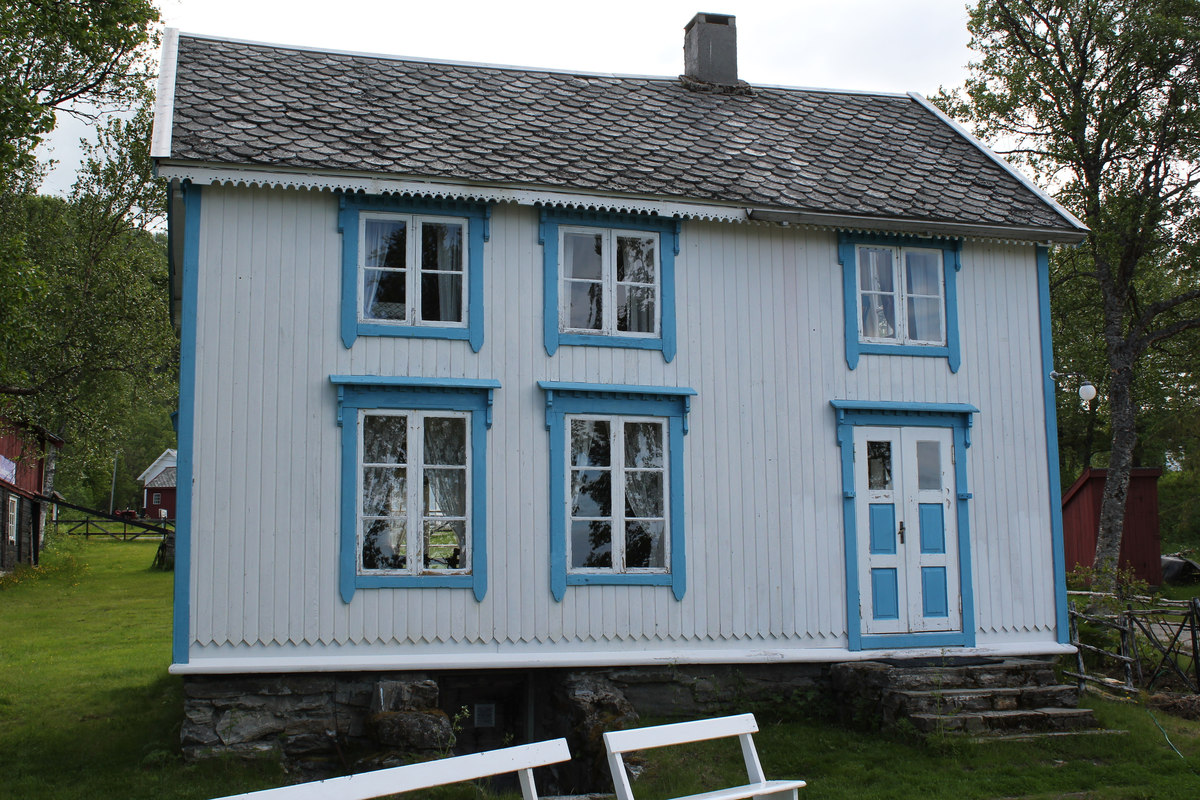 Bygningen er en tømret toromsstue i to etasjer. Den ble bygd ca. 1875 på Bjorelvnes.