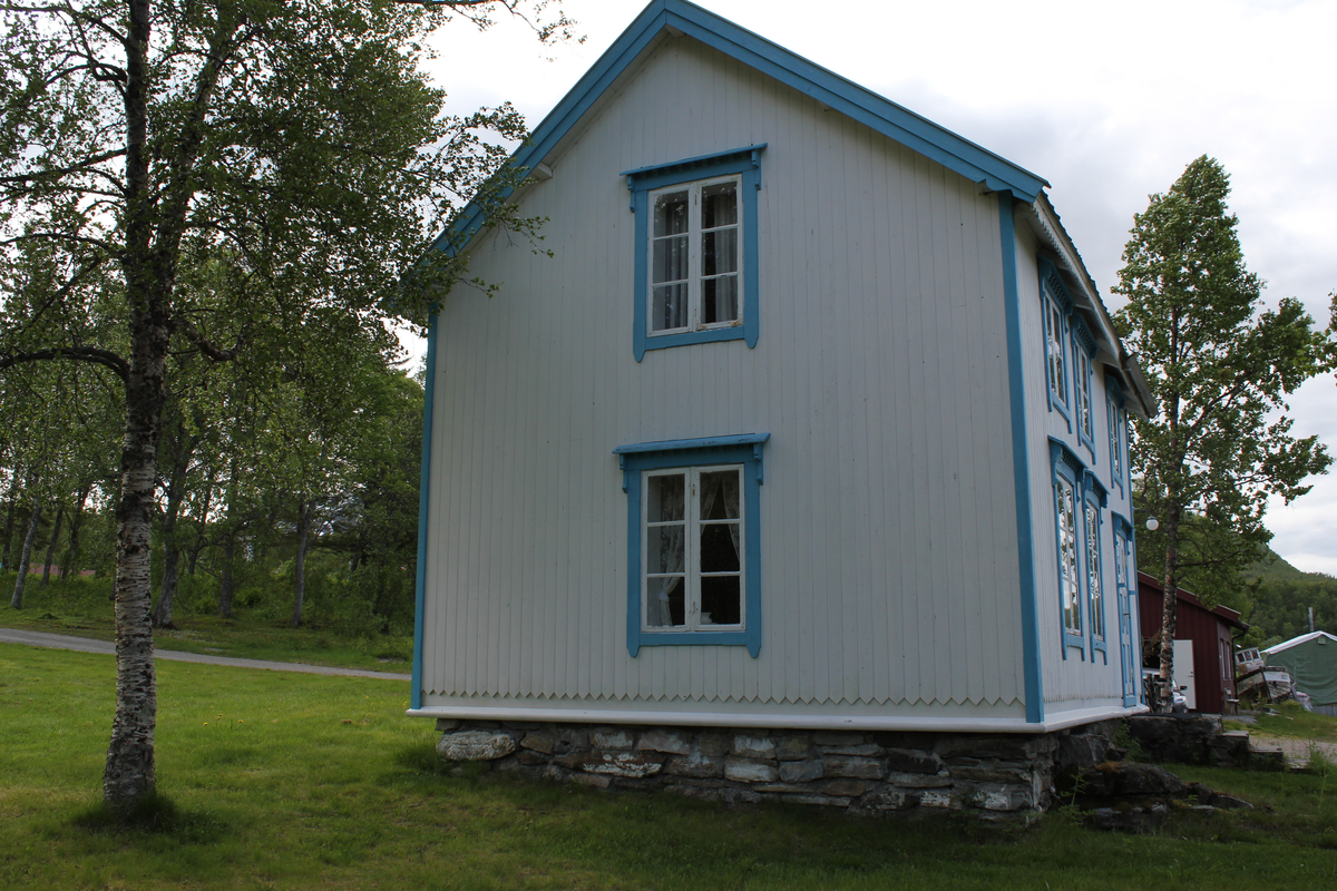 Bygningen er en tømret toromsstue i to etasjer. Den ble bygd ca. 1875 på Bjorelvnes.