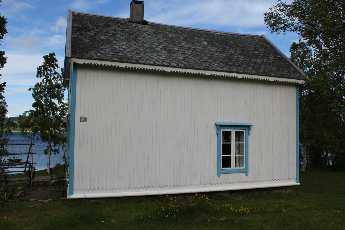 Bygningen er en tømret toromsstue i to etasjer. Den ble bygd ca. 1875 på Bjorelvnes.
