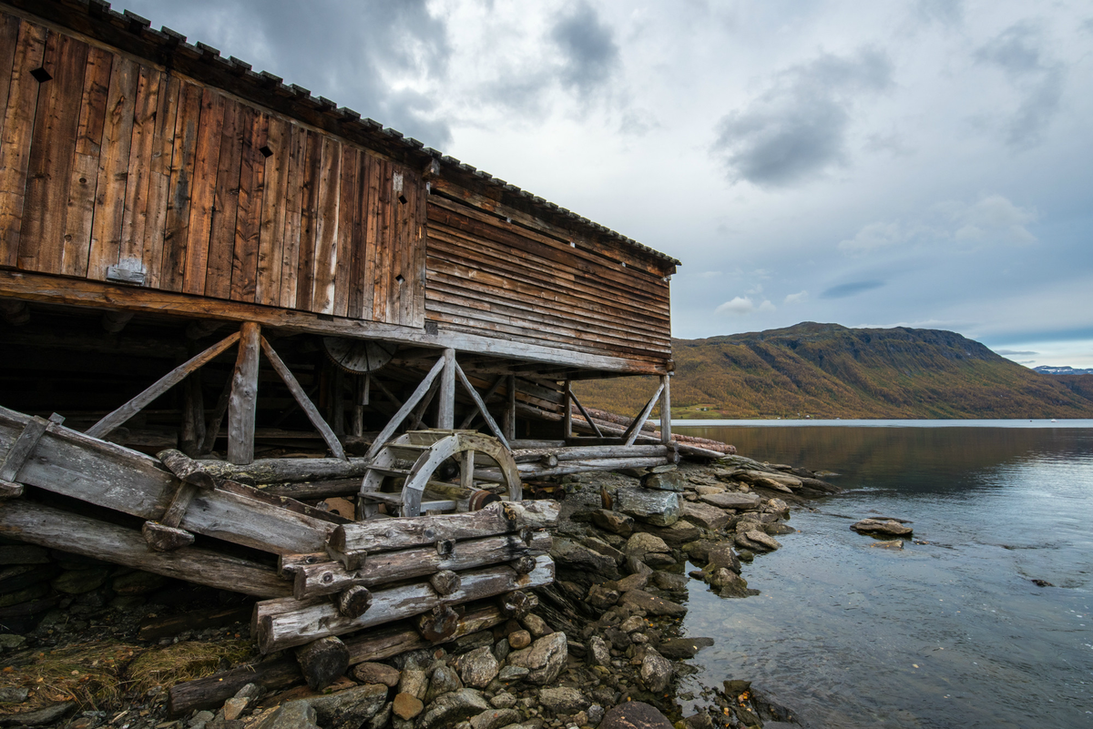 Aursfjordsaga – den eneste bevarte oppgangsaga i Nord-Norge
Den ble revet i 1958 fordi det ble bygd ny vei like forbi sagbruket. Men folk med blikk for historie tok vare på både sagramme og annet utstyr, og saga ble i tiden 1977 – 1982 restaurert av Arne Pedersen, som er i rettlinjet slekt med Ingebregt Eliassen. Fra denne saga er det i senere år levert bord til både Morgedal og Maihaugen.