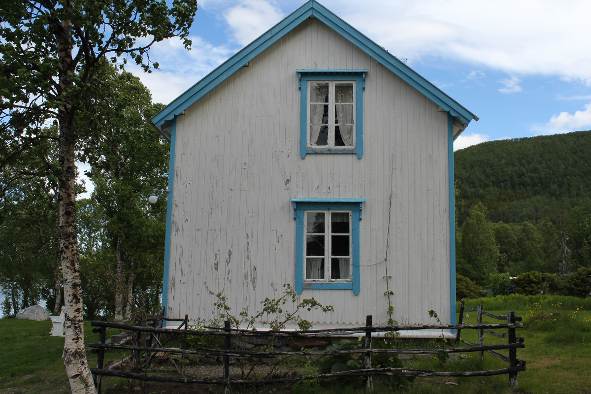 Bygningen er en tømret toromsstue i to etasjer. Den ble bygd ca. 1875 på Bjorelvnes.